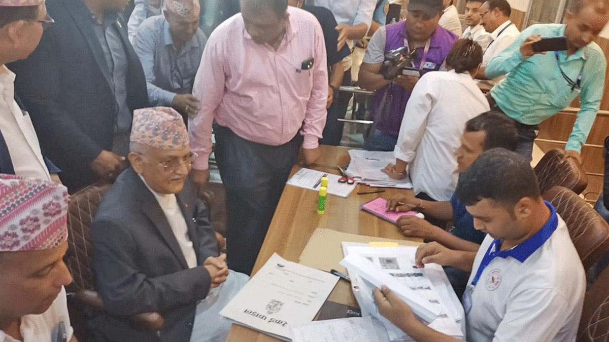झापा पुगेर एमाले अध्यक्ष ओलीले गराए उम्मेदवारी दर्ता 